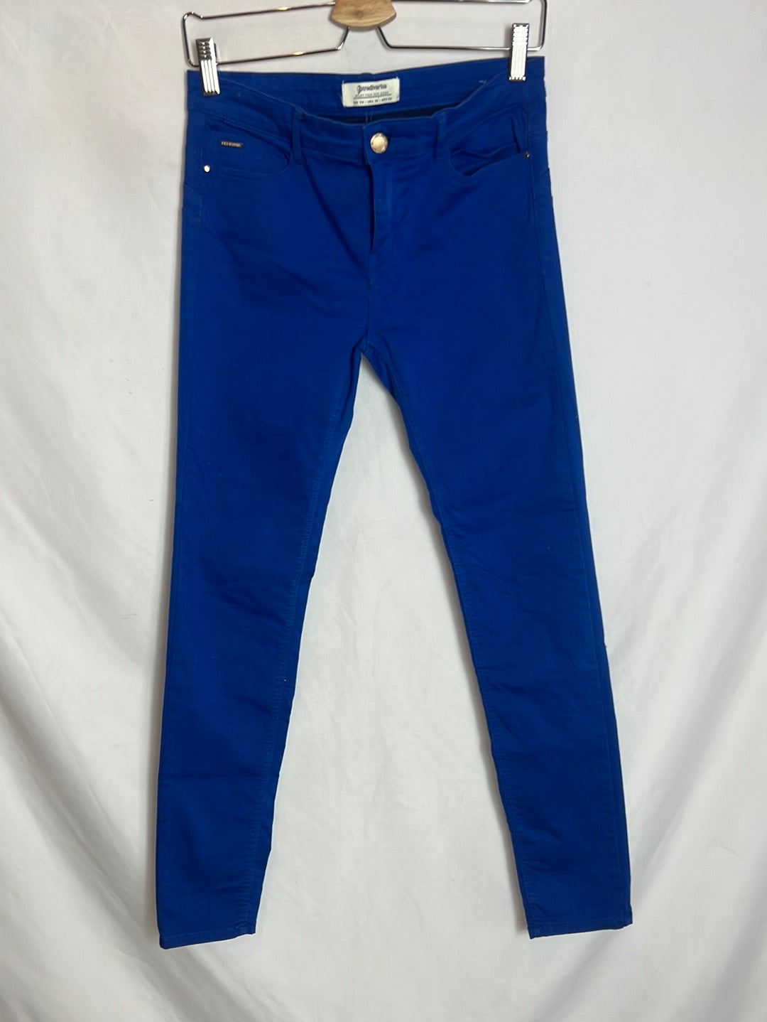 STRADIVARIUS. Pantalón denim azul klein T.38