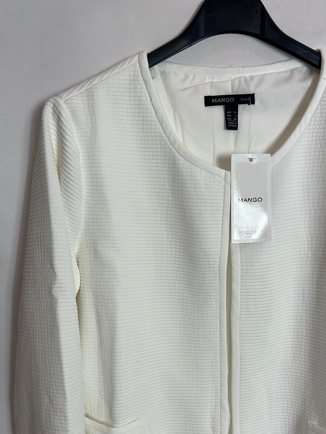 MANGO. Chaqueta blanca textura. T XL