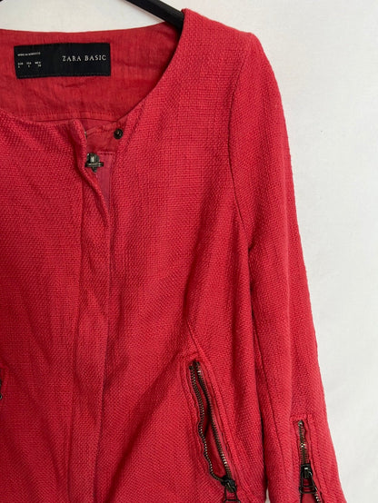 ZARA. Chaqueta roja textura. T L (M)