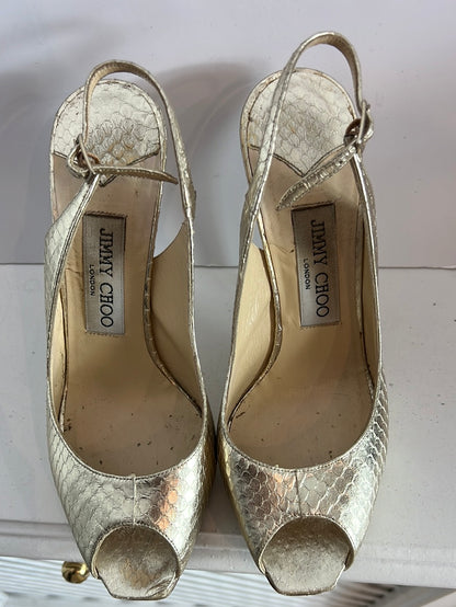 JIMMY CHOO. Sandalia peeptoes doradas textura. T 37.5