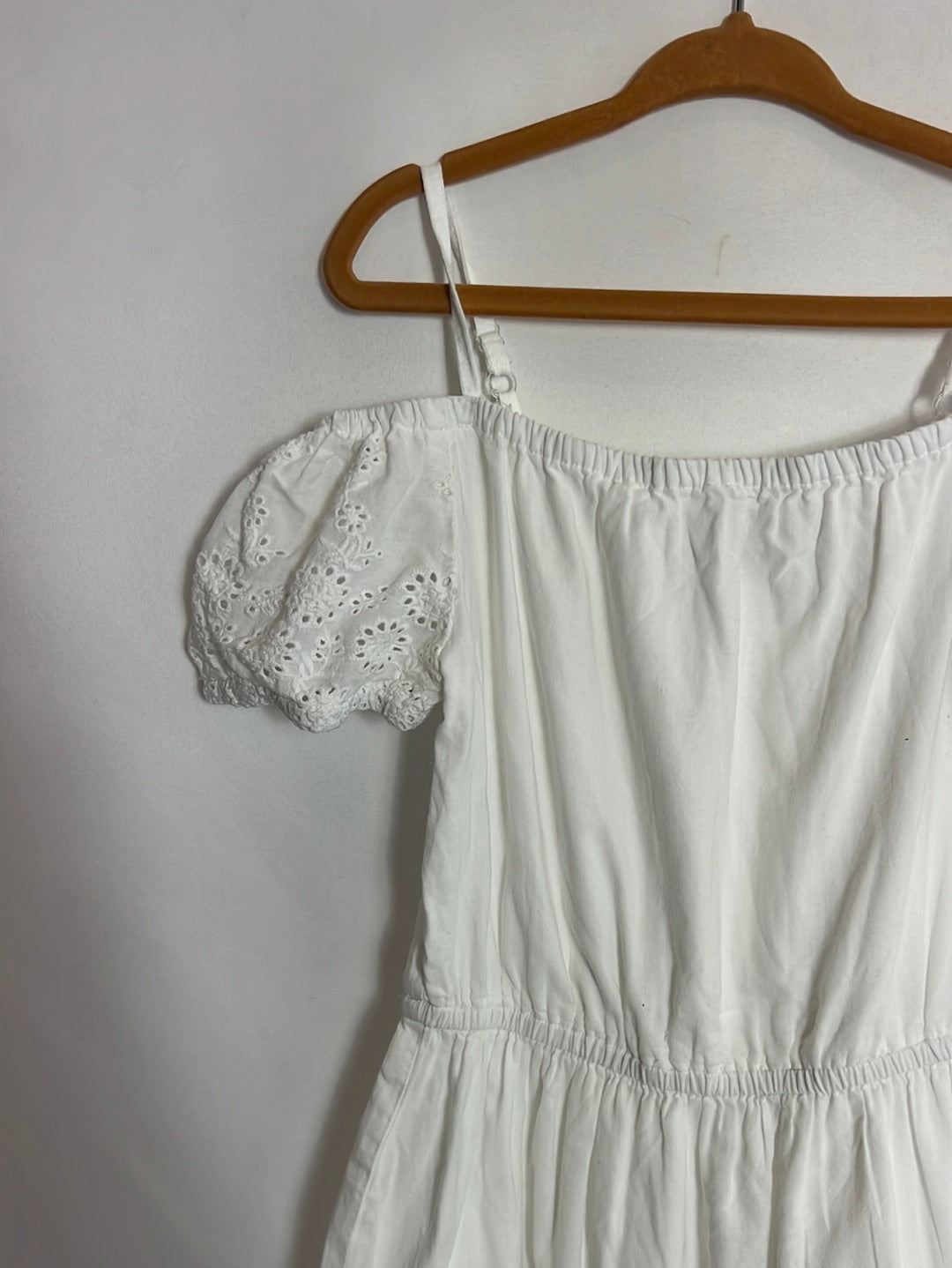 TIFFOSI. Vestido blanco troquelado. T 4-5 años