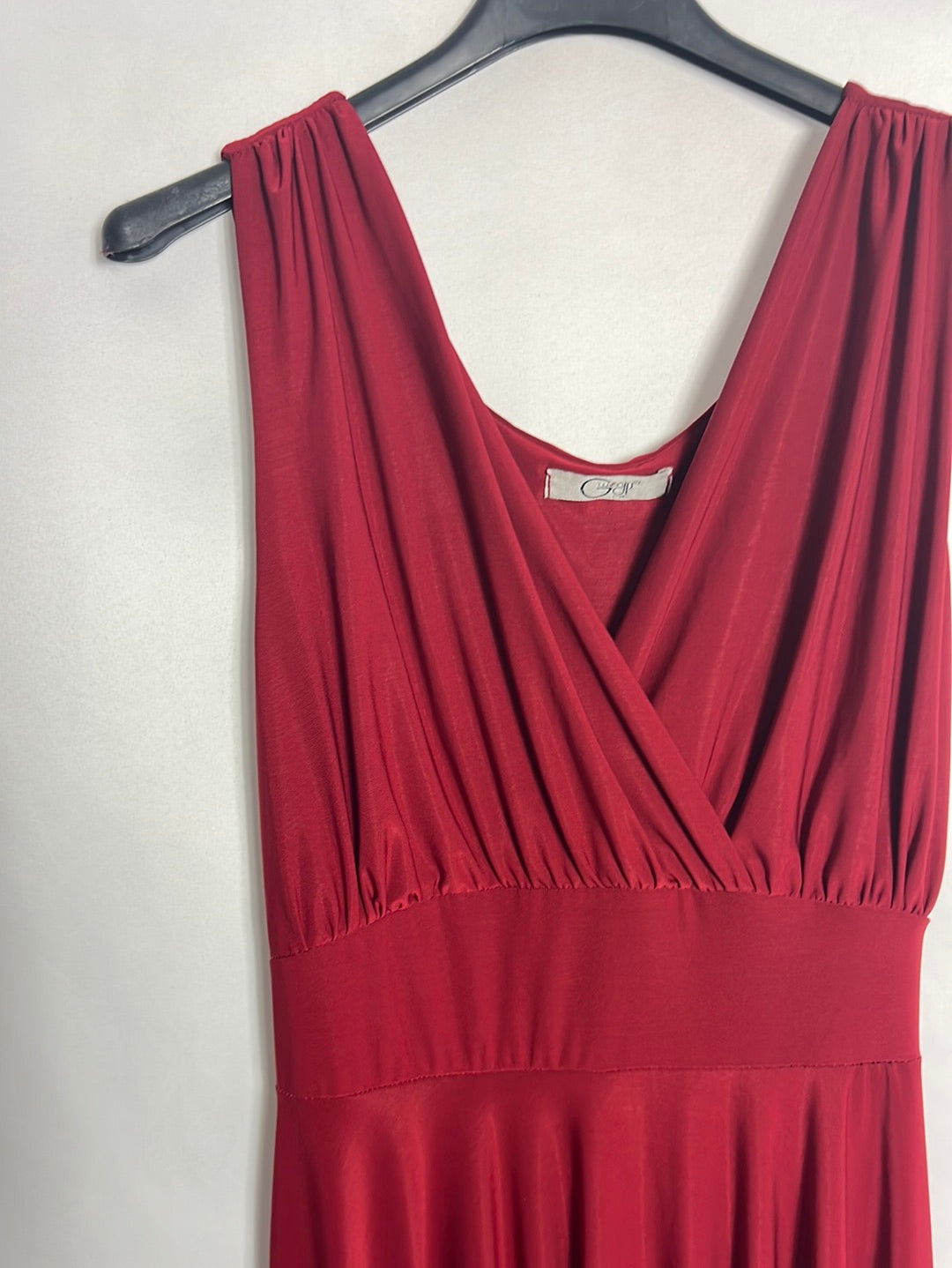 OTRAS. Vestido midi vino tinto fluido. T M