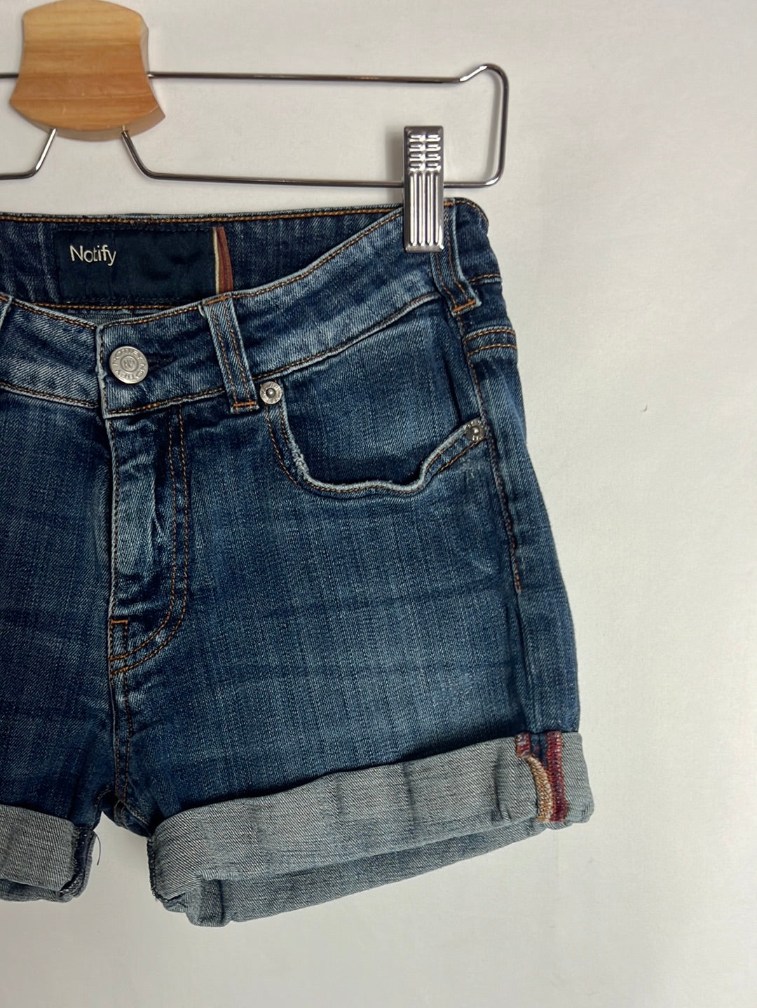 NOTIFY. Pantalón denim corto. T 25 (34)