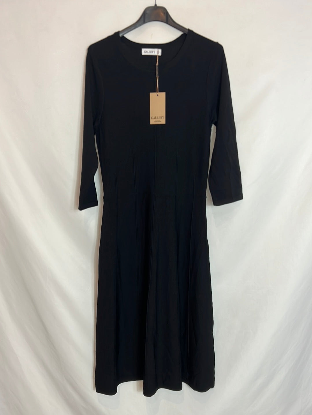 GALLERY. Vestido midi negro fluido. T S