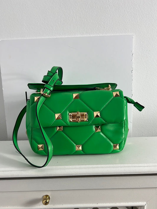 OTRAS. Bolso verde tachuelas doradas