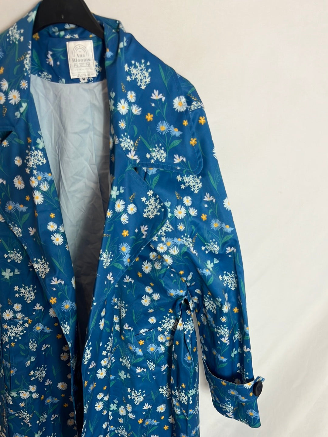 ANA BLOOMS. Gabardina azul estampada flores. T.M