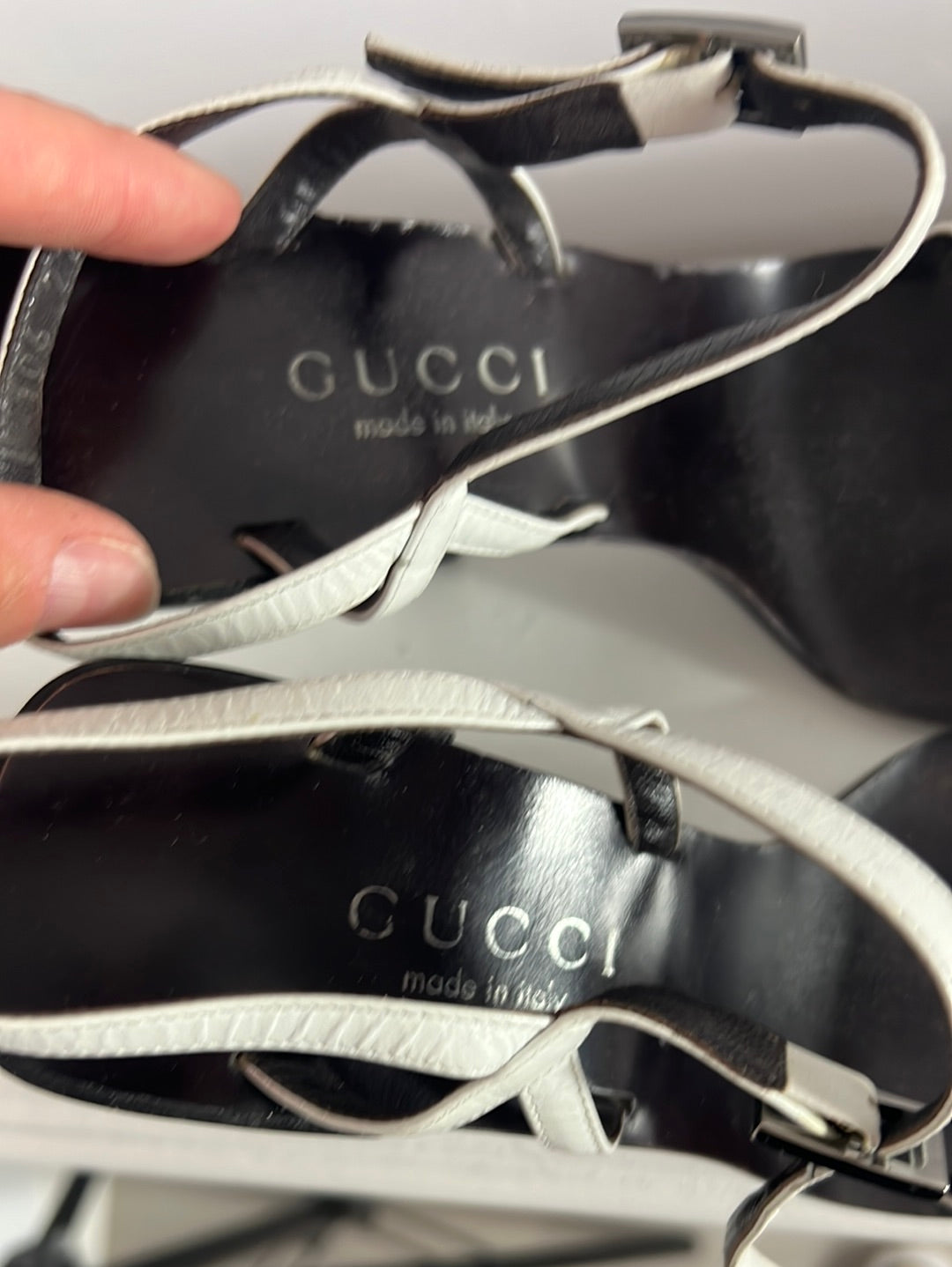 GUCCI. Sandalias tiras blancas. T 38