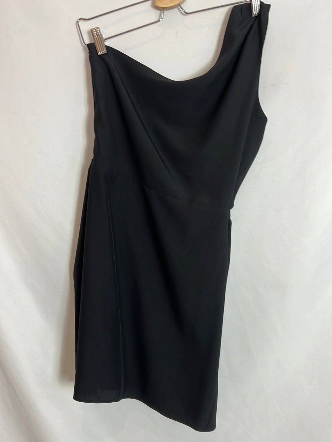 OTRAS. Vestido corto asimétrico negro. T M