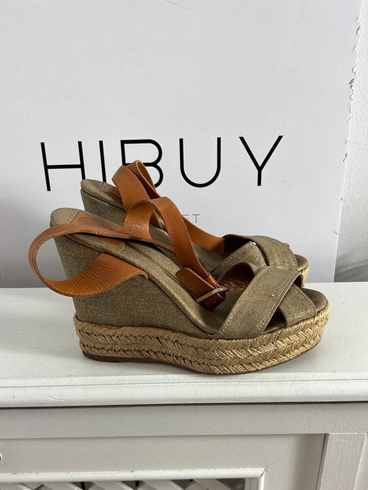 TORY BURCH. Cuñas tela tonos dorados. T 38