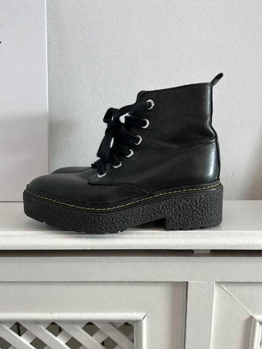 BIMBA Y LOLA. Botines negros cordones, T 36