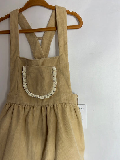 LOLA LIKES. Peto pana beige bolsillo. T 4 años