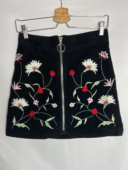 ZARA. Falda negra piel flores bordadas. T XS