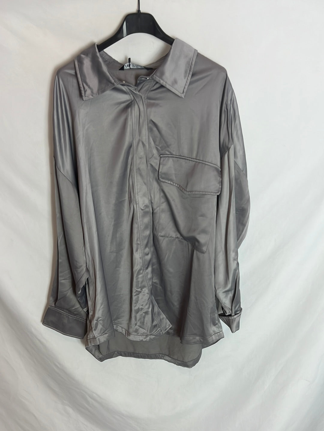 ZARA. Camisa gris manga larga satinada. T.XL