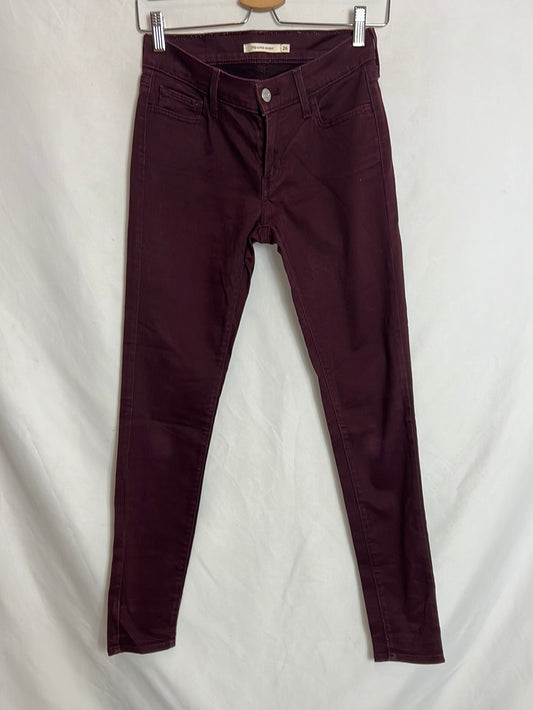 LEVI´S. Pantalón denim pitillo color berenjena. T 26 (36)