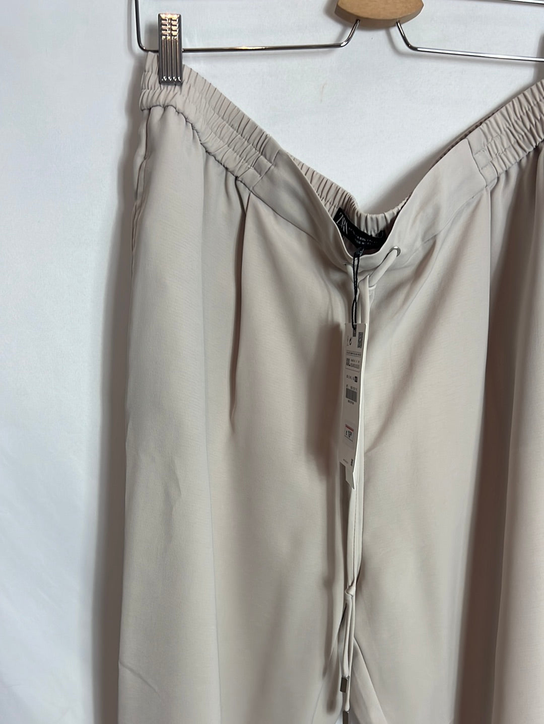 ZARA. Pantalón beige fluido. T XXL