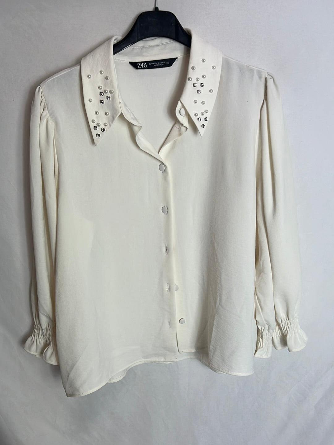 ZARA. Blusa beige cuello perlas T.m