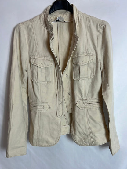 ZARA. Chaqueta beige corchetes. T M