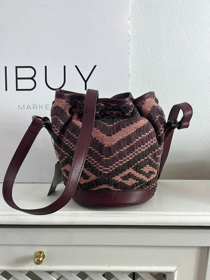 INTROPIA. Bolso burdeos estampado doble asa