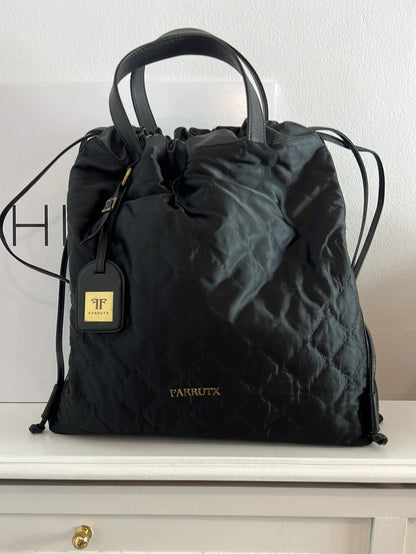 FARRUTX. Bolso/mochila negro acolchado