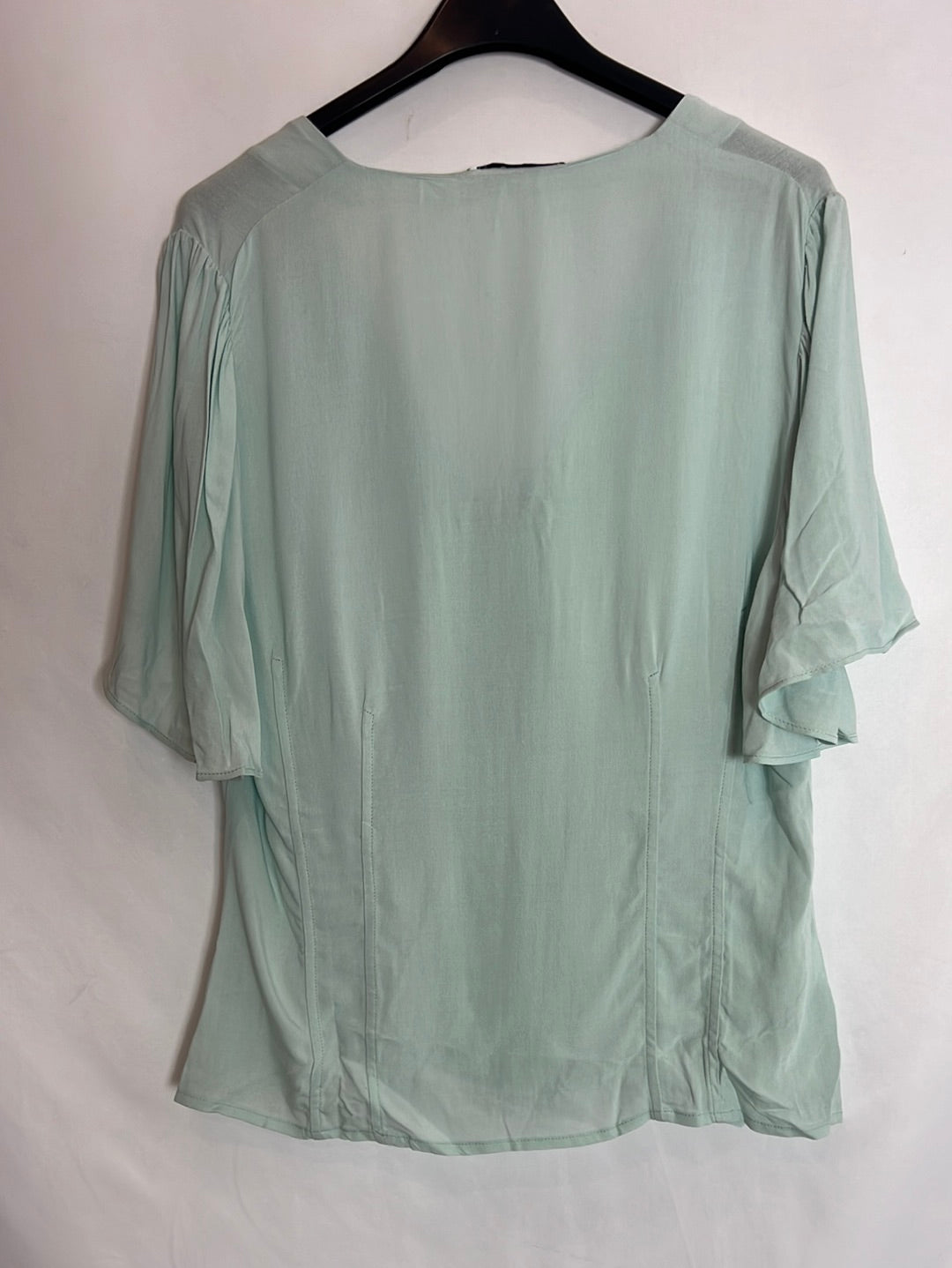 MANGO. Blusa azul claro manga volantes. T L