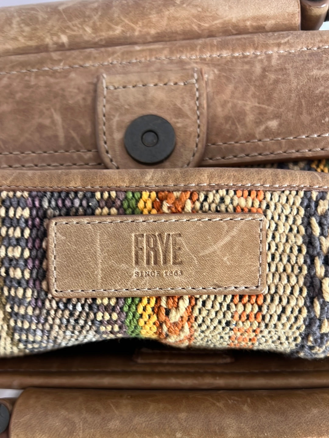 FRYE. Bolso piel doble textura colores (tara)