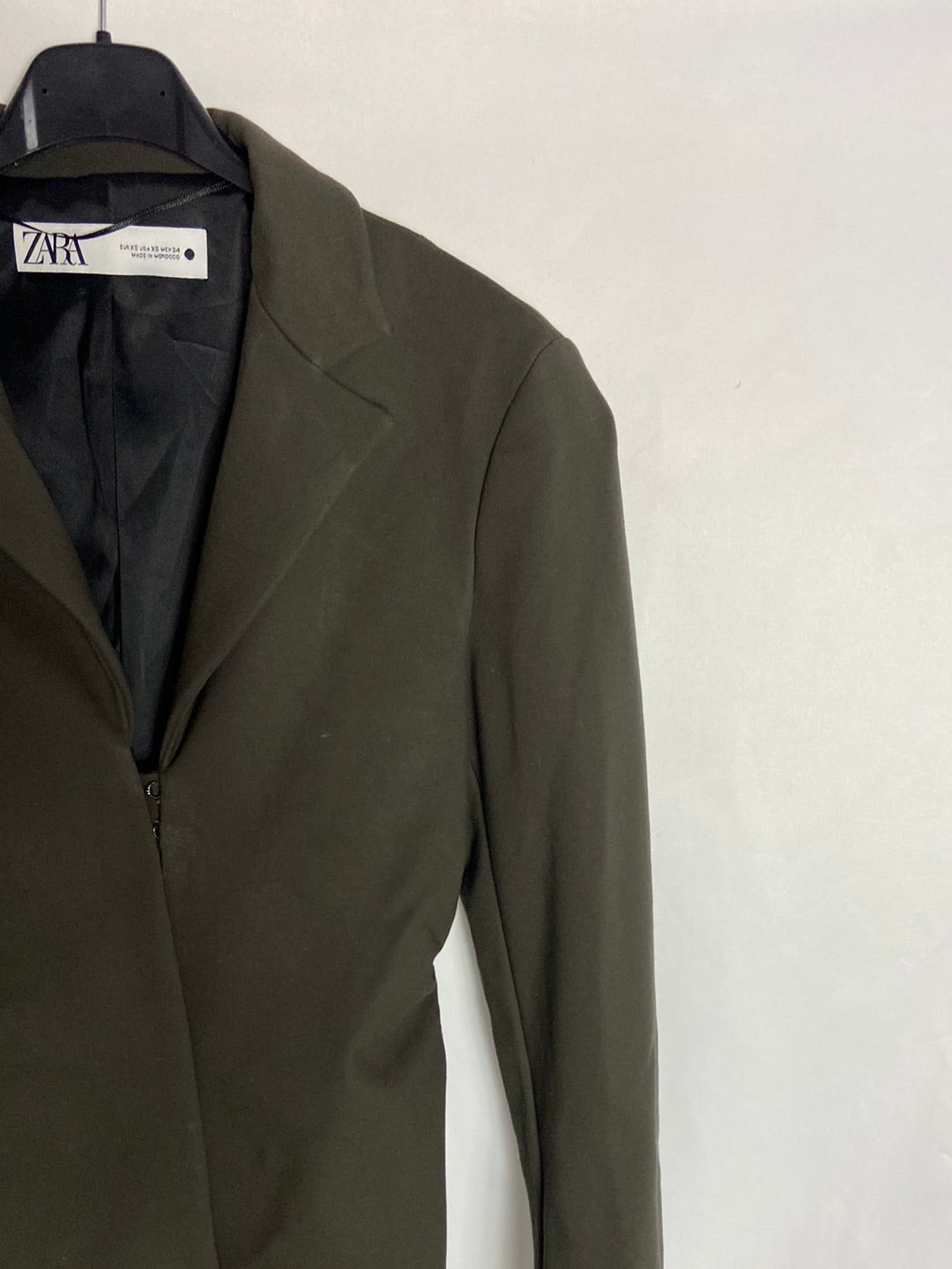 ZARA. Blazer verde entallada T.xs