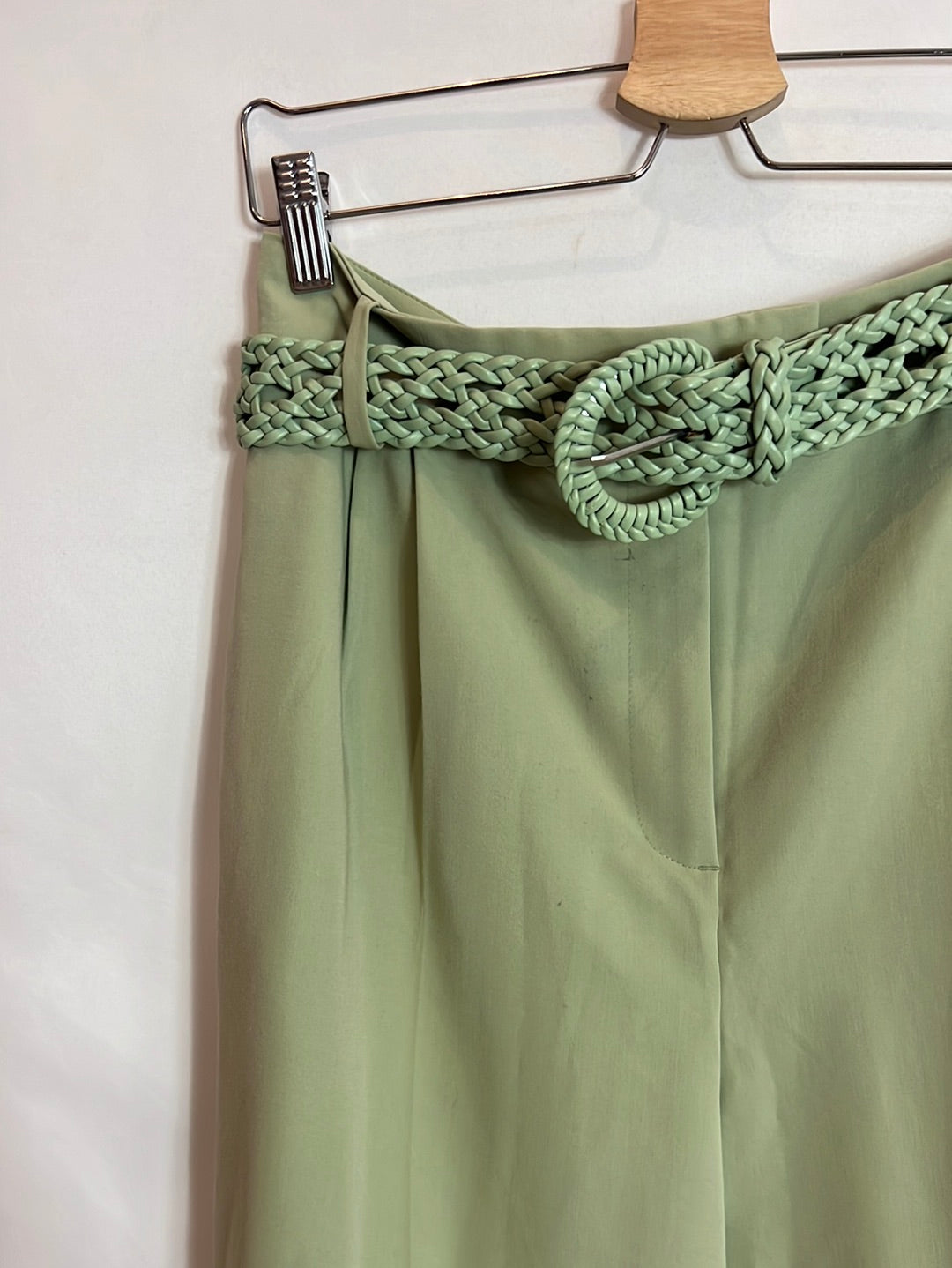 ZARA. Pantalón verde pinzas T.s