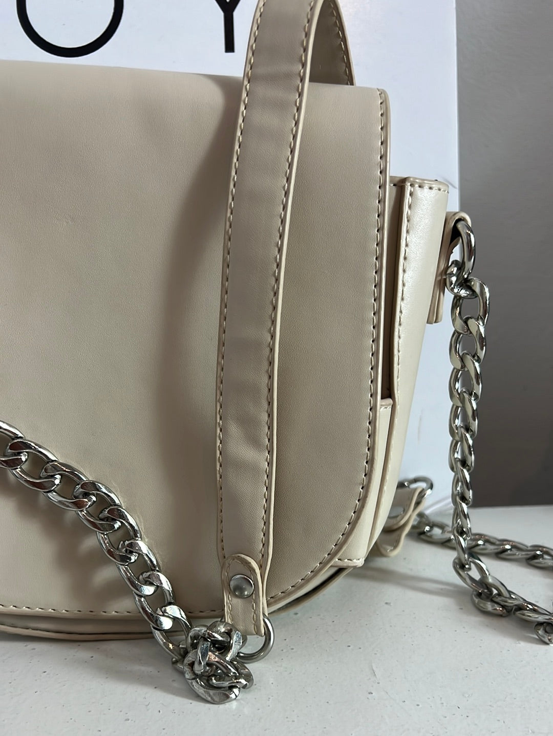 FOREVER 21. Bolso beige ovalado