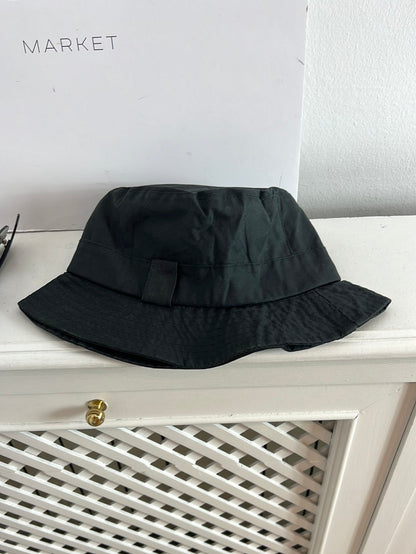 BARBOUR. Bucket hat negro. 32cm