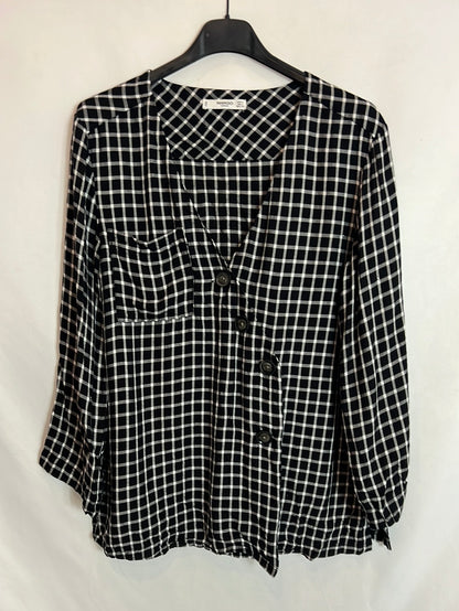 MANGO. Blusa fluida negra cuadros blancos.