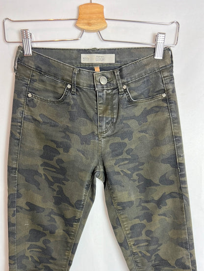 TOP SHOP. Pantalón pitillo camuflaje oscuro. T 25 (34)