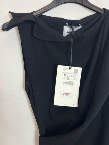 ZARA. Vestido negro textura fruncido. T M