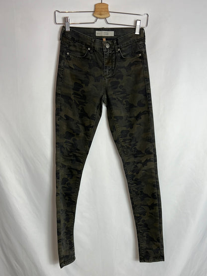 TOP SHOP. Pantalón pitillo camuflaje oscuro. T 25 (34)