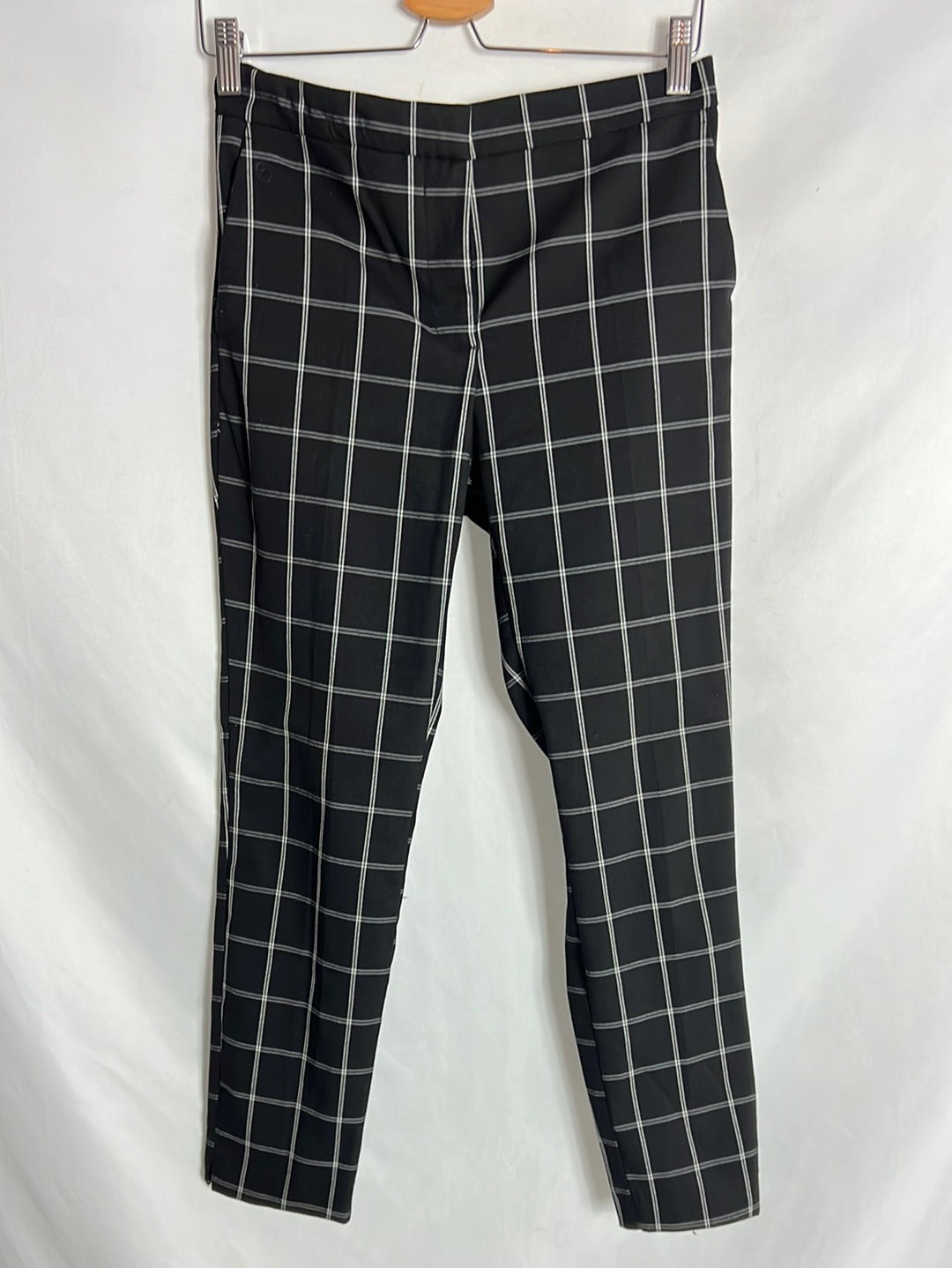 ZARA. Pantalón negro rayas blancas. T M