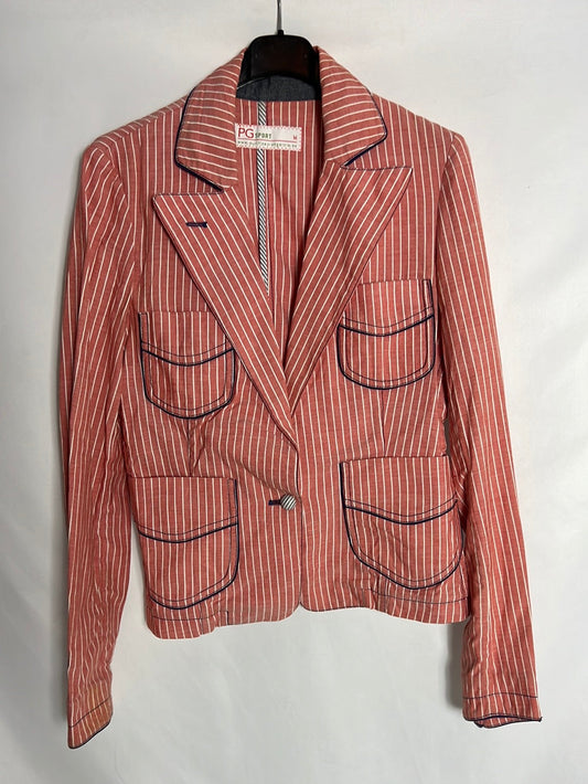 PURIFICACION GARCIA. Blazer roja rayas bolsillos. T M (S)