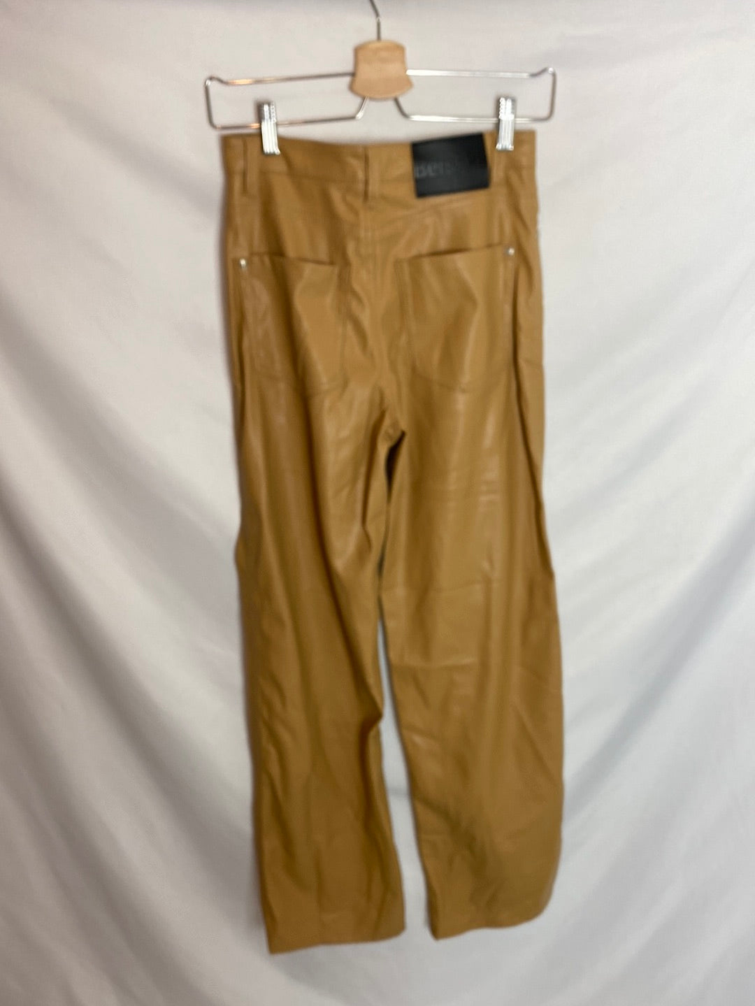 BERSHKA. Pantalón straight camel polipiel. T.S