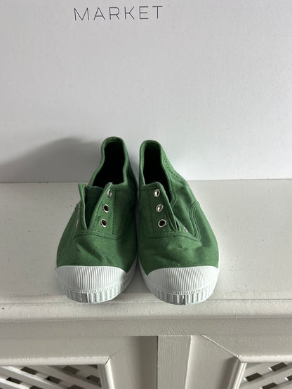 PISAMONAS. Zapatillas de lona verdes puntera. T 30