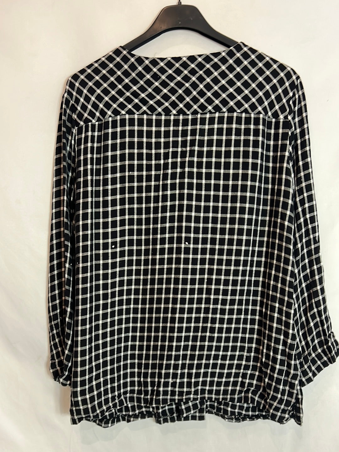 MANGO. Blusa fluida negra cuadros blancos.