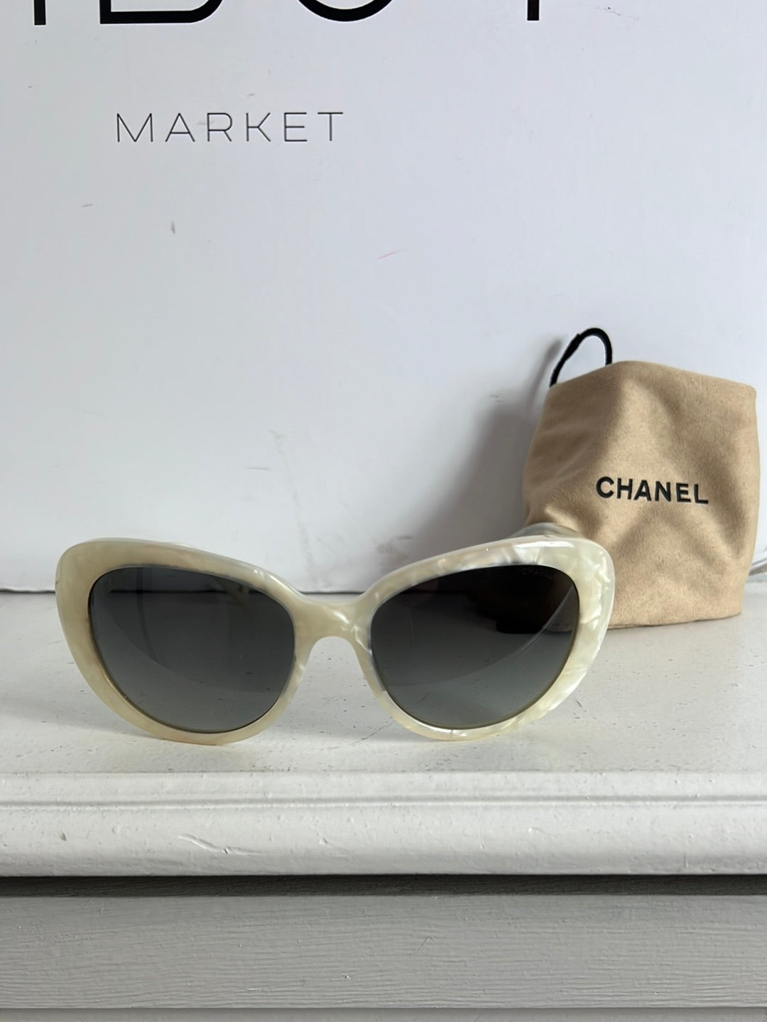 CHANEL. Gafas color marfil detalle patillas