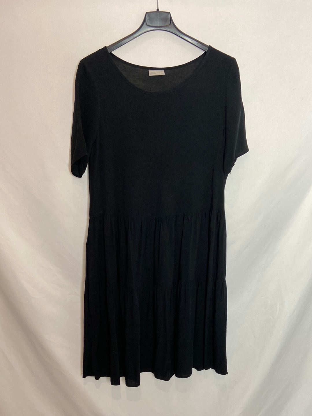 VERO MODA. Vestido fluido corto negro T.S