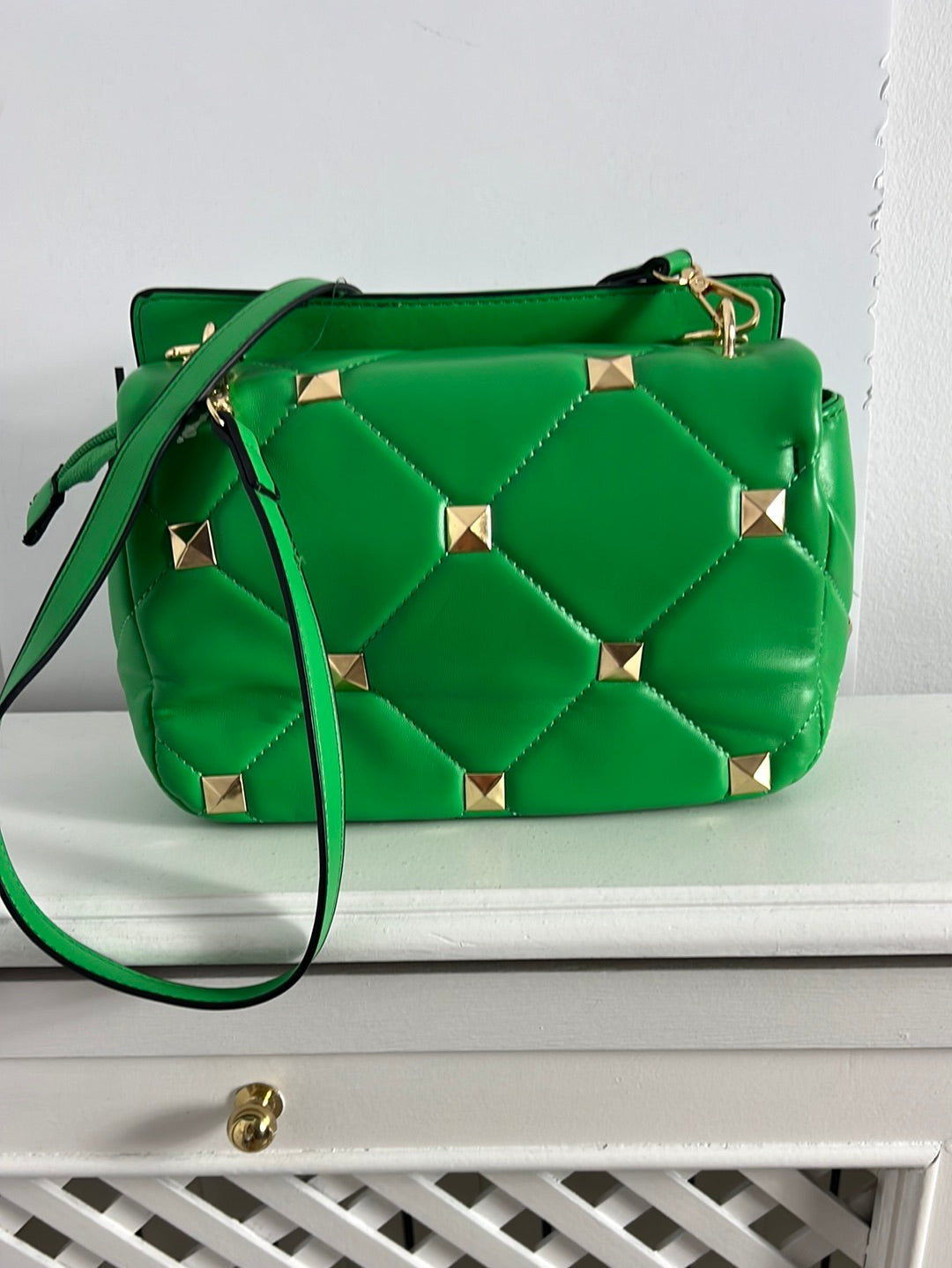 OTRAS. Bolso verde tachuelas doradas