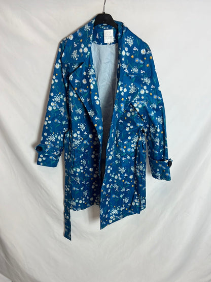 ANA BLOOMS. Gabardina azul estampada flores. T.M