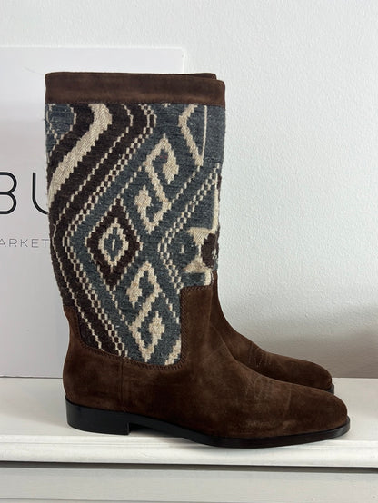 INTROPIA. Botas marrones bordadas. T 40