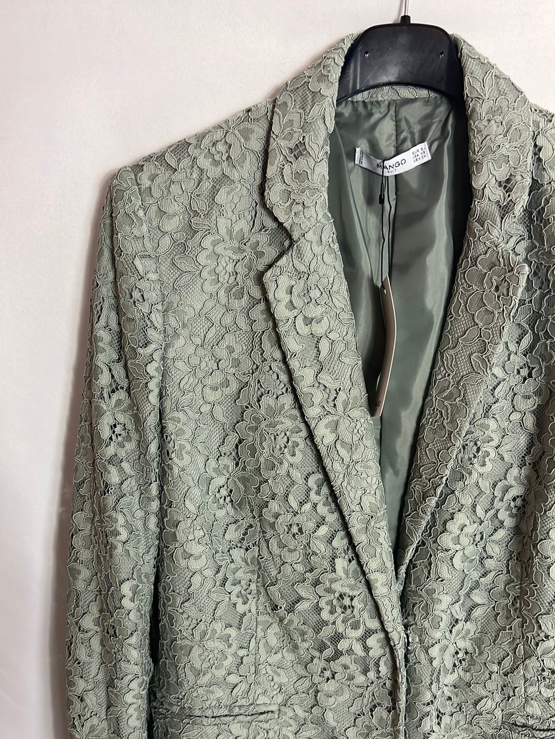 MANGO. Blazer encaje verde grisáceo. T S