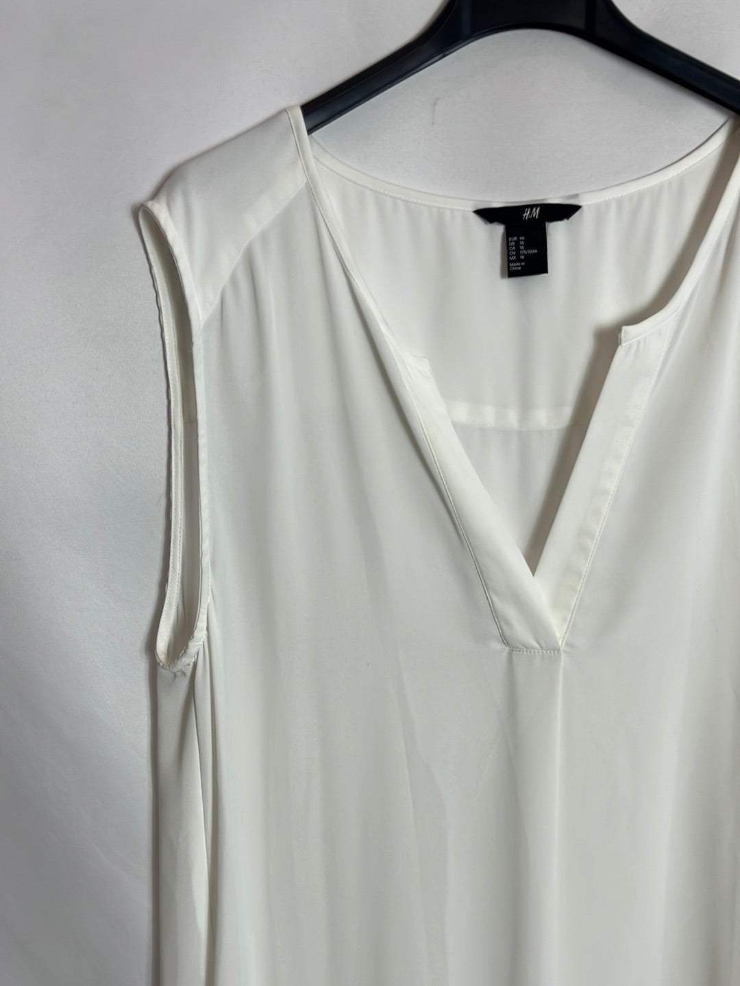 H&M. Top blanco largo fluido. T 46