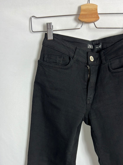 ZARA. Pantalón pitillo negro. T 36