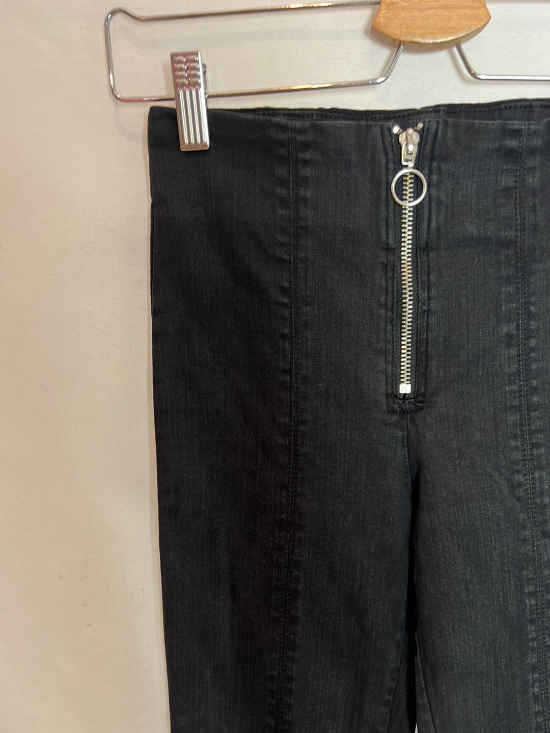 ZARA. Pantalón denim negro arandelas. T.34