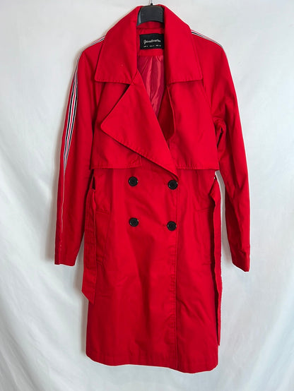 STRADIVARIUS. Gabardina roja cruzada T.s