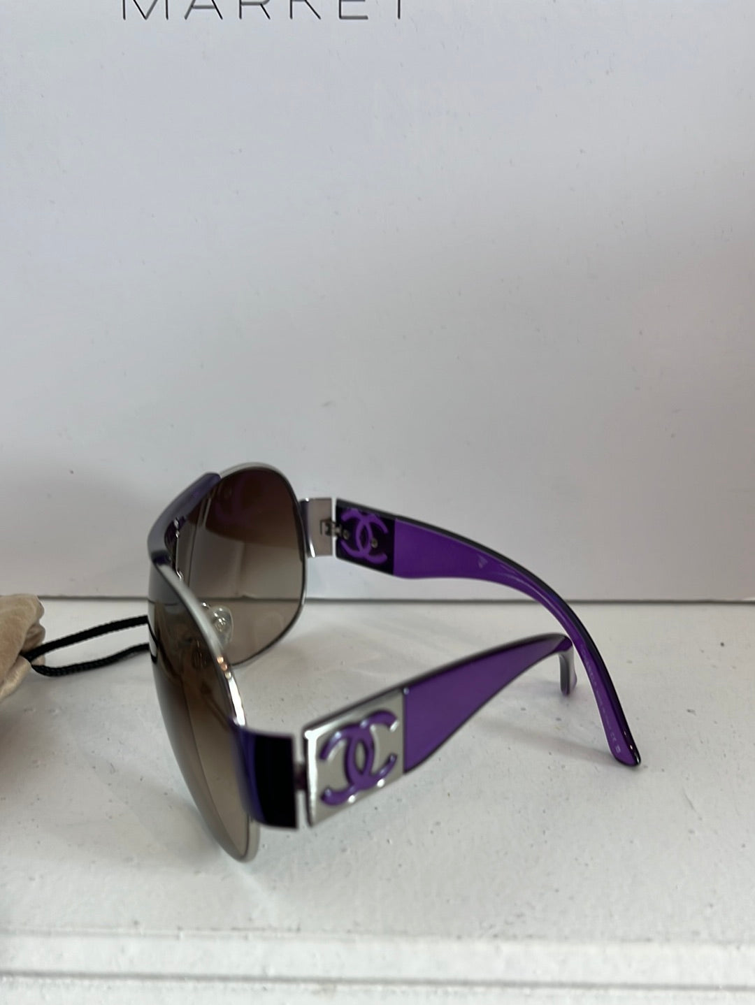 CHANEL. Gafas patillas moradas