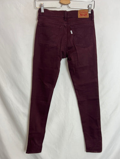 LEVI´S. Pantalón denim pitillo color berenjena. T 26 (36)